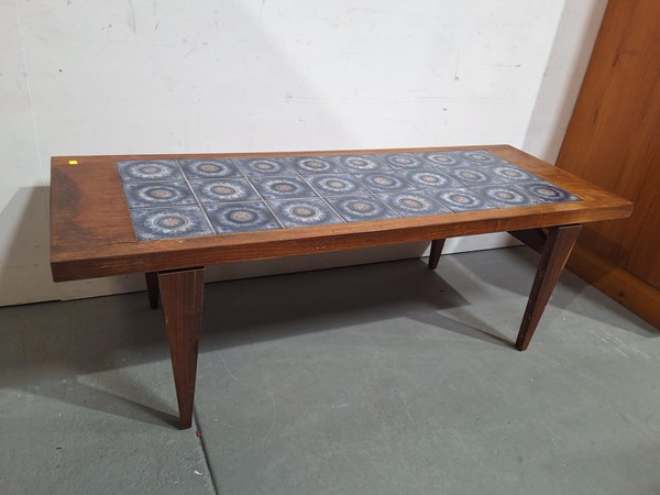 Lot 386 - COFFEE TABLE