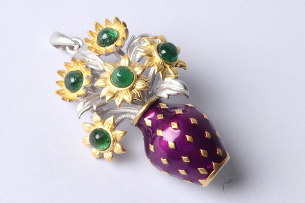 Lot 1020 - ENAMEL FLOWER PENDANT