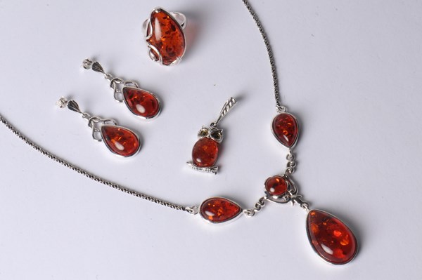 Lot 1041 - JEWELLERY