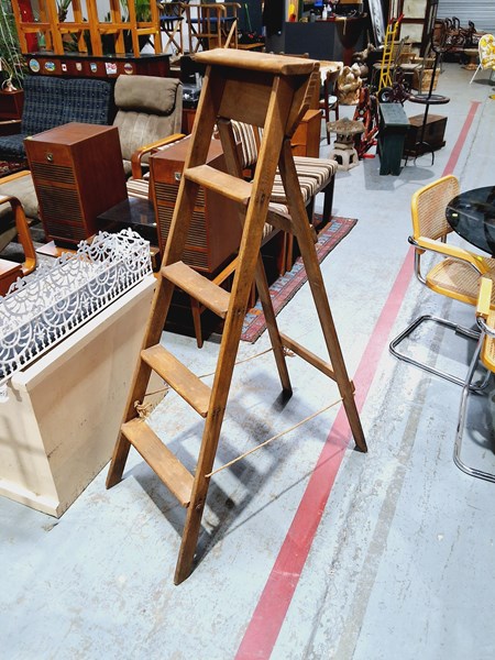 Lot 326 - PAINTERS LADDER