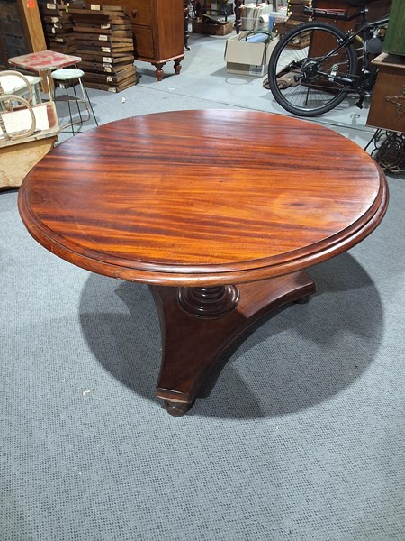 Lot 272 - DINING TABLE