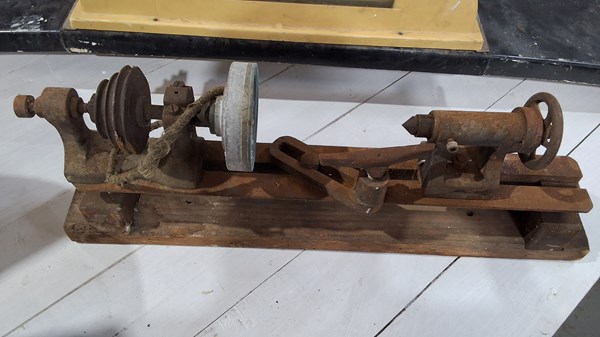 Lot 209 - WOOD LATHE