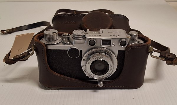 Lot 1172 - VINTAGE LEICA CAMERA