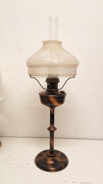 Lot 1471 - KEROSENE LAMP