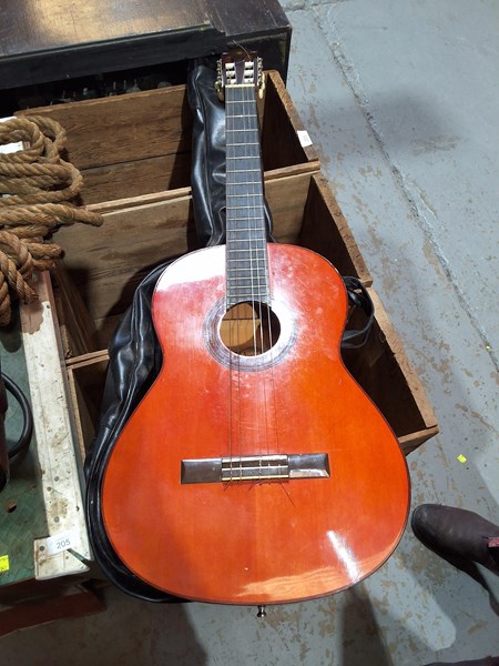 Lot 204 - GUITAR