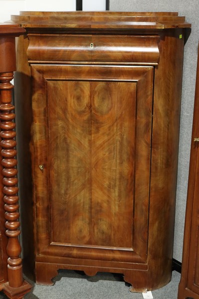 Lot 76 - CORNER CABINET