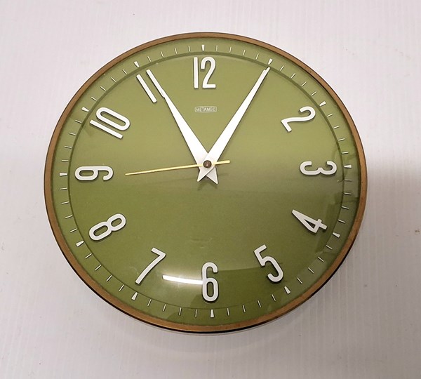 Lot 1094 - RETRO WALL CLOCK