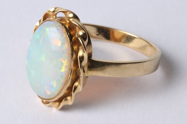 Lot 1022 - GOLD OPAL RING