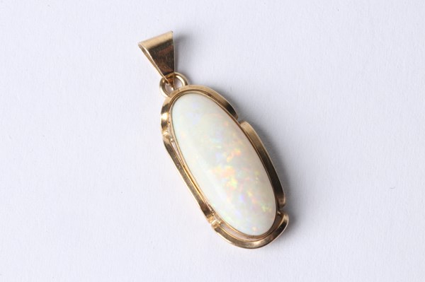 Lot 1019 - GOLD OPAL PENDANT