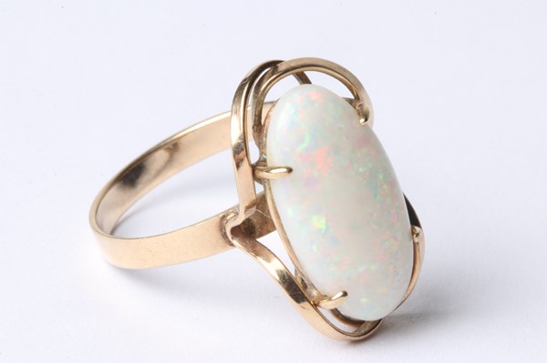 Lot 1028 - GOLD OPAL RING