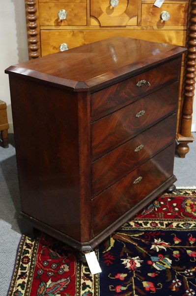 Lot 46 - CHEST OF DRAWERS