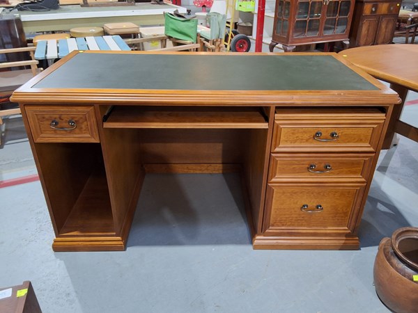 Lot 193 - DESK