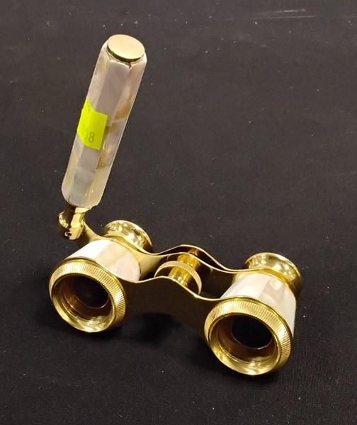 Lot 1150 - OPERA GLASSES