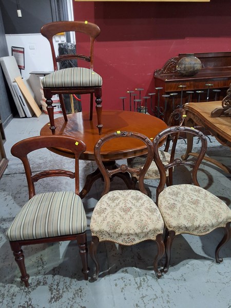 Lot 102 - DINING TABLE AND CHAIRS