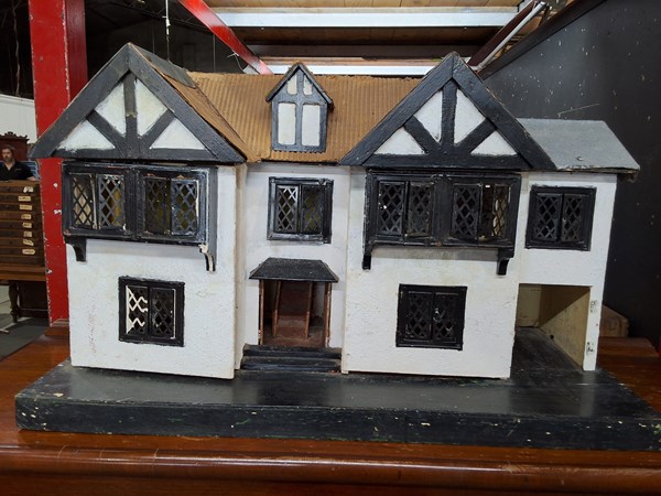 Lot 210 - DOLLS HOUSE