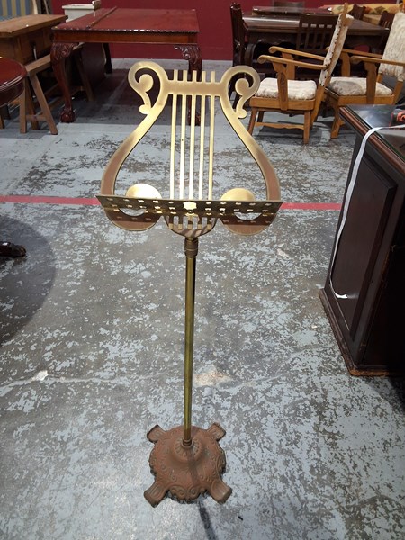 Lot 32 - MUSIC STAND
