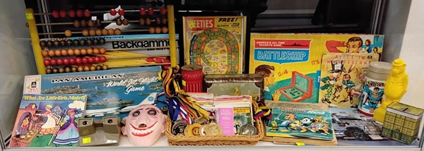 Lot 1315 - TOYS & TINS