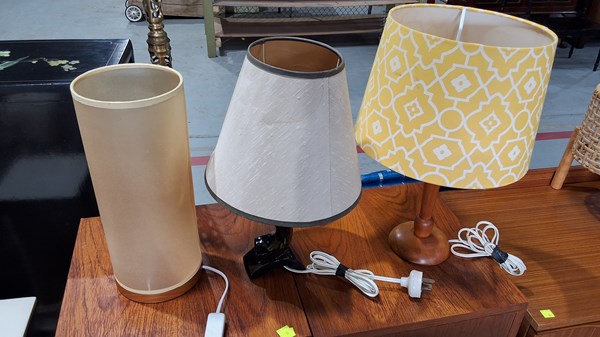 Lot 304 - TABLE LAMPS