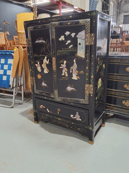 Lot 261 - DECORATIVE CHINESE CABINET