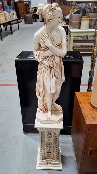 Lot 269 - BATHING VENUS STATUE