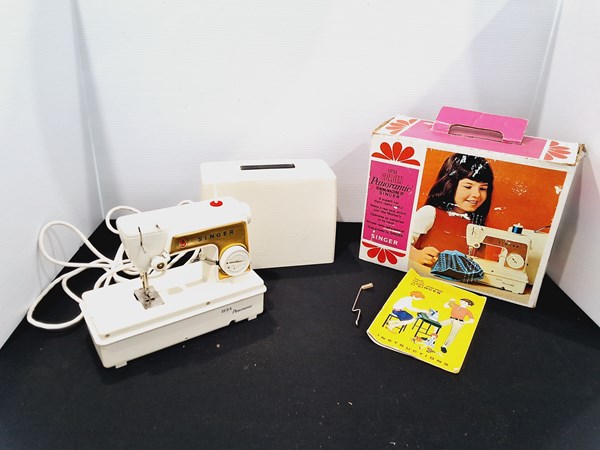 Lot 1223 - KIDS SEWING MACHINE