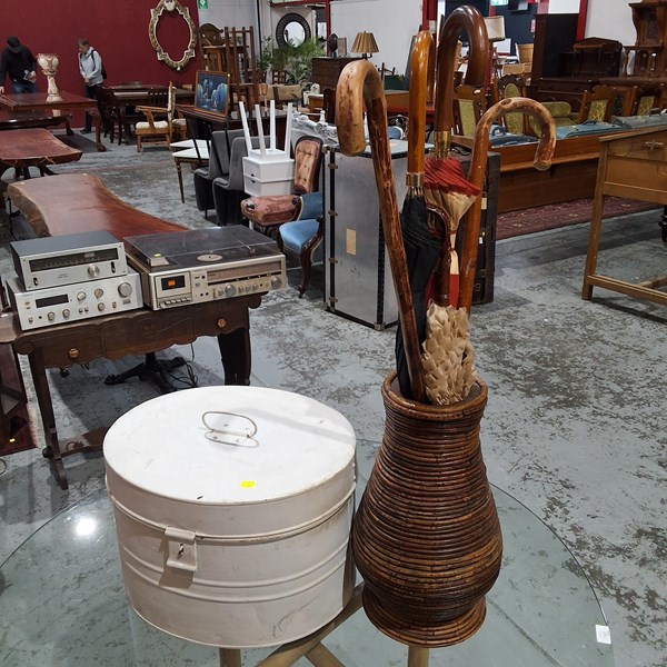 Lot 80 - VASE AND HAT BOX