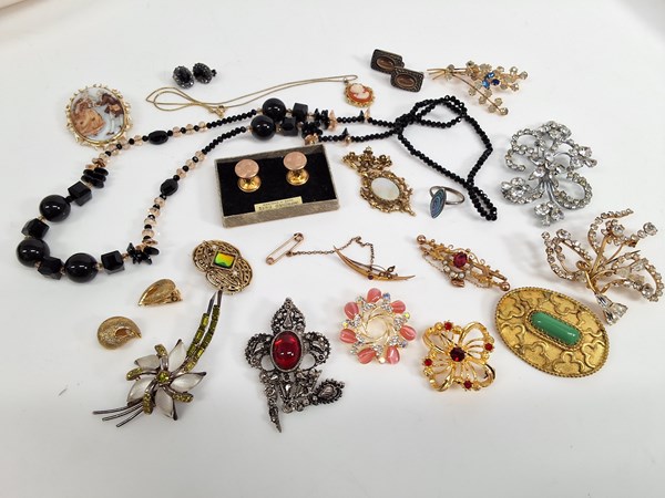 Lot 1057 - VINTAGE JEWELLERY