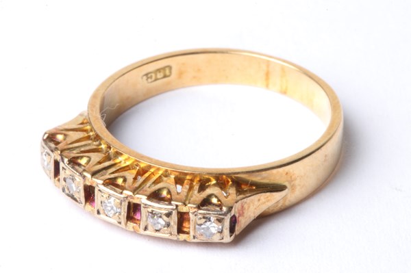 Lot 1004 - GOLD DIAMOND RING