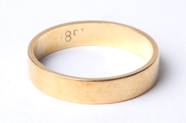 Lot 1003 - GOLD RING