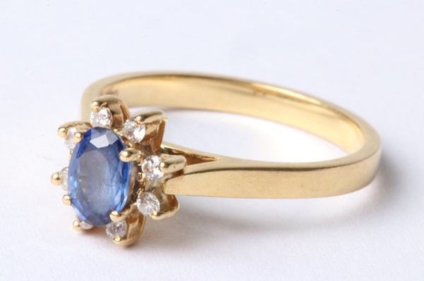 Lot 1001 - GOLD SAPPHIRE RING