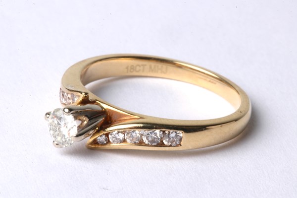 Lot 1002 - GOLD & DIAMOND RING