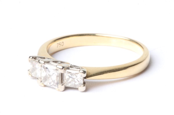 Lot 1005 - GOLD & DIAMOND RING