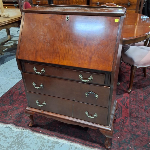 Lot 89 - WRITING BUREAU