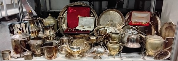 Lot 1329 - SILVERPLATE & METALWARES