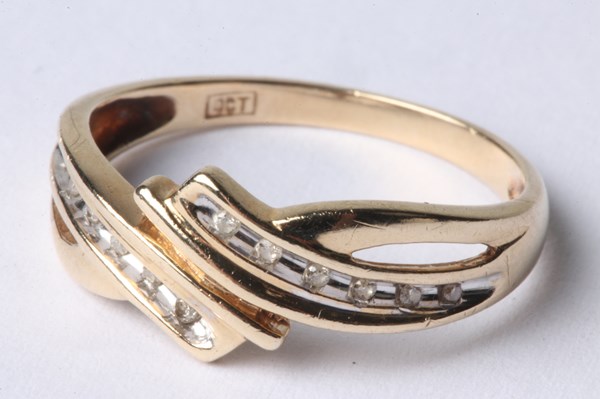 Lot 1030 - GOLD RING