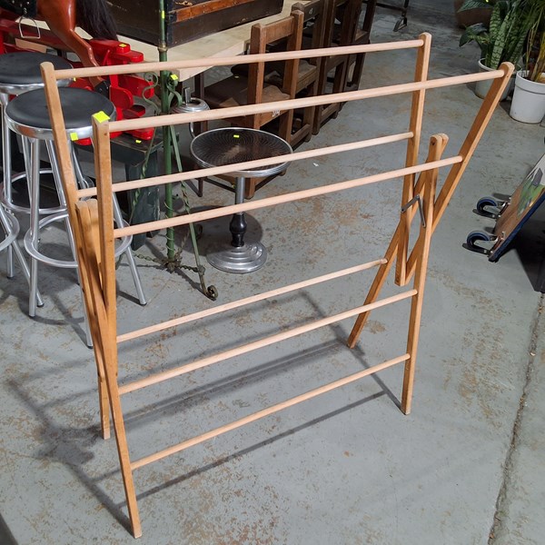 Lot 115 - CLOTHES AIRER