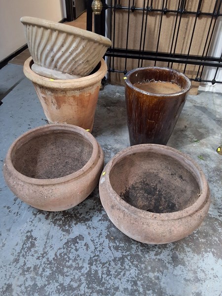 Lot 360 - PLANT POTS