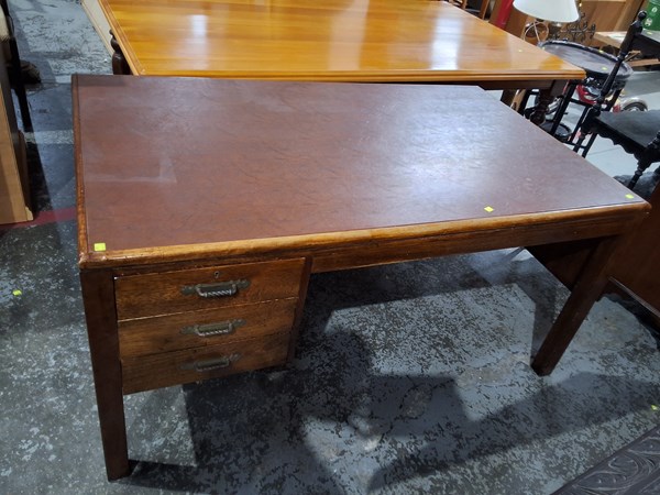 Lot 178 - DESK