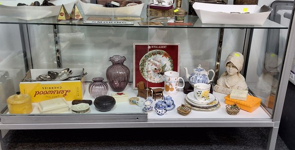 Lot 1334 - HOME DECOR AND SERVINGWARE