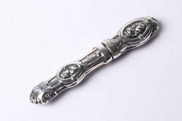 Lot 1039 - SILVER NEEDLE CASE