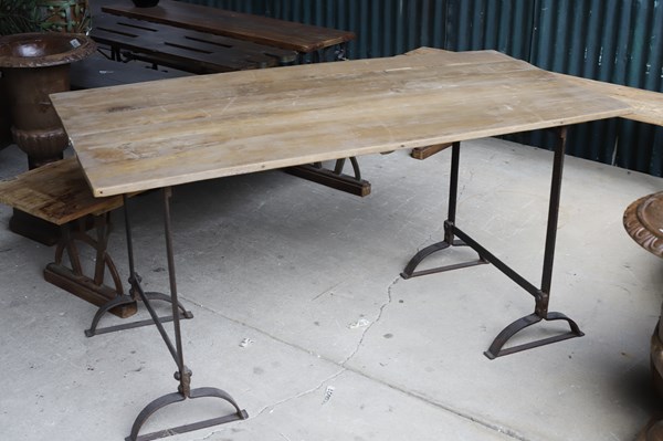 Lot 341 - TABLE