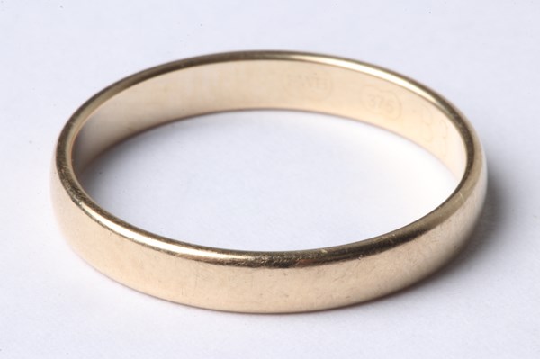 Lot 1007 - GOLD RING