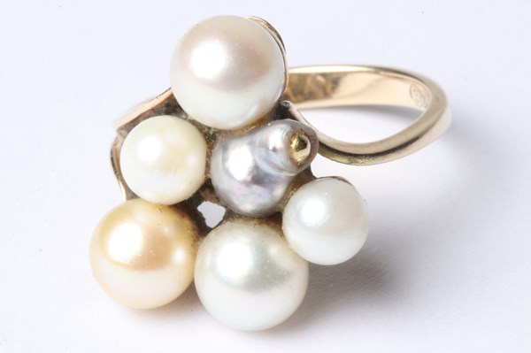 Lot 1018 - GOLD PEARL RING