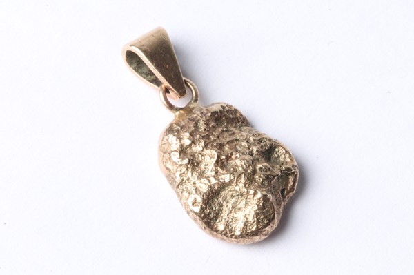 Lot 1008 - GOLD PENDANT