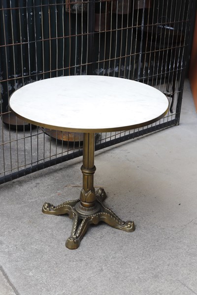 Lot 324 - DINING TABLE