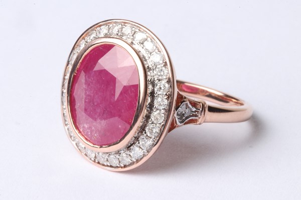 Lot 1021 - ROSE GOLD RUBY RING