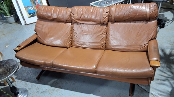 Lot 322 - LEATHER LOUNGE