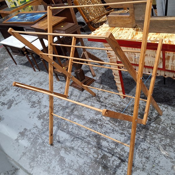 Lot 185 - CLOTHES AIRER