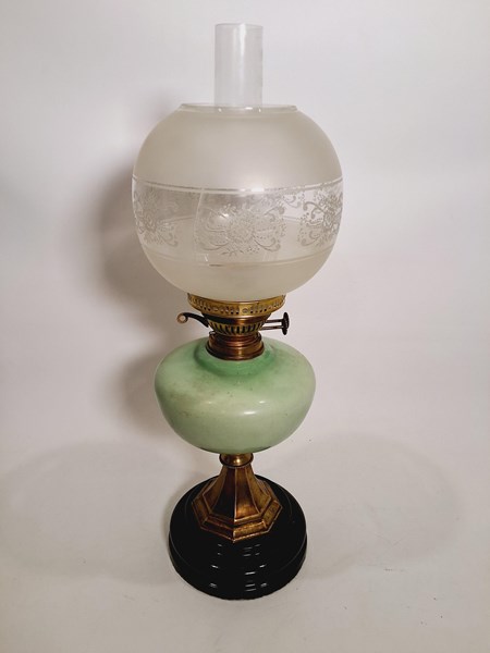 Lot 1352 - KEROSENE LAMP