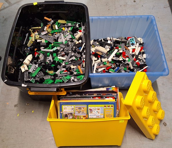 Lot 1415 - A LOT OF LEGO